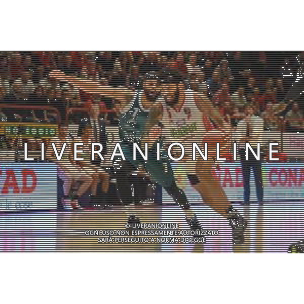 Campionato di Basket Serie A 2019/2020 Pistoia, Italia 17/11/2019 OriOra Pistoia vs Acqua S. Bernardo Cantu Nella foto: Terran Petteway (P) trascinatore e top scorer a canestro contrastato da Corban Collins (C) FOTO FABIO FAGIOLINI-ALESSIO MARINI-AG ALDO LIVERANI SAS