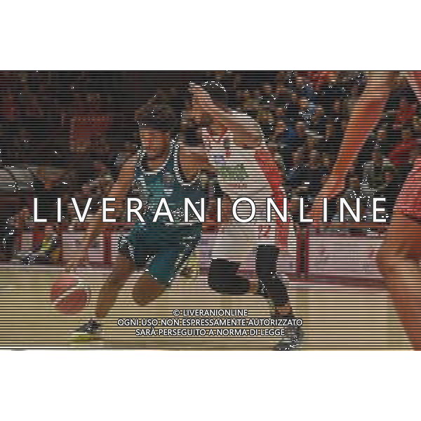 Campionato di Basket Serie A 2019/2020 Pistoia, Italia 17/11/2019 OriOra Pistoia vs Acqua S. Bernardo Cantu Nella foto: Cameron Young (C) su Carl Wheatle (P) FOTO FABIO FAGIOLINI-ALESSIO MARINI-AG ALDO LIVERANI SAS