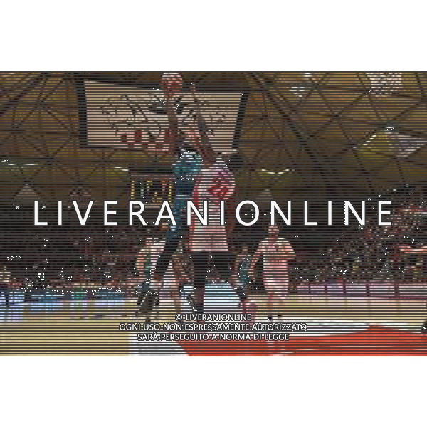 Campionato di Basket Serie A 2019/2020 Pistoia, Italia 17/11/2019 OriOra Pistoia vs Acqua S. Bernardo Cantu Nella foto: Jason Brunell (C) vola a canestro su Carl Wheatle ©Fabio Fagiolini- Alessio Marini/AGENZIA ALDO LIVERANI SAS