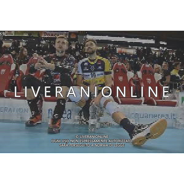 Campionato Italiano di Volley Superlega Serie A 2019/2020 Civitanova, Italia 17/11/2019 Cucine Lube Civitanova - Leo Shoes Modena Nella foto: I due giocatori polacchi Bieniek Mateusz (Cucine Lube Civitanova) con Bednorz Bartosz (Leo Shoes Modena) a fine partita ©Roberto Bartomeoli-Alessio Marini/AGENZIA ALDO LIVERANI SAS