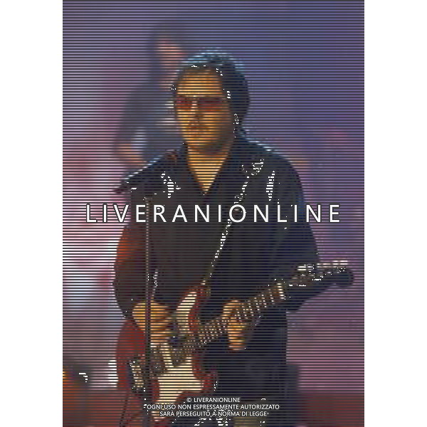 ZUCCHERO, pseudonimo di Adelmo Fornaciari, cantautore e musicista italiano - RETROSPETTIVA Nella foto in concerto a Milano Marzo 2002 ©ARCHIVIO/AGENZIA ALDO LIVERANI SAS