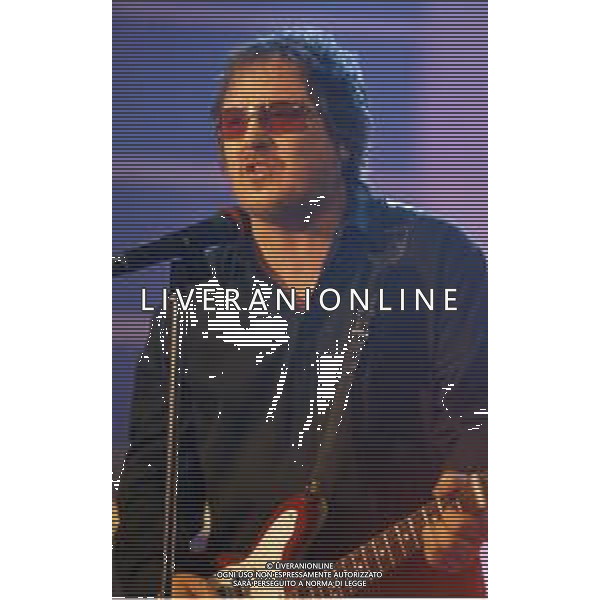 ZUCCHERO, pseudonimo di Adelmo Fornaciari, cantautore e musicista italiano - RETROSPETTIVA Nella foto in concerto a Milano Marzo 2002 ©ARCHIVIO/AGENZIA ALDO LIVERANI SAS