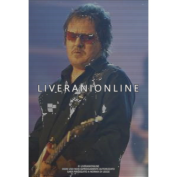 ZUCCHERO, pseudonimo di Adelmo Fornaciari, cantautore e musicista italiano - RETROSPETTIVA Nella foto in concerto a Milano Marzo 2002 ©ARCHIVIO/AGENZIA ALDO LIVERANI SAS