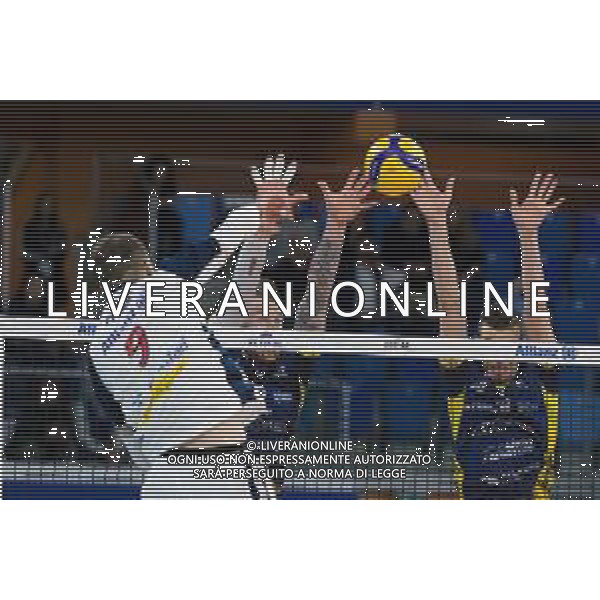 Campionato Italiano di Volley Superlega Serie A 2019/2020 Milano, Italia 20/11/2019 Allianz Milano vs Leo Shoes Modena Nella foto: muro di Ivan Zaytsev (Leo Shoes Modena) FOTO ELISA CALABRESE-ALESSIO MARINI-AG ALDO LIVERANI SAS