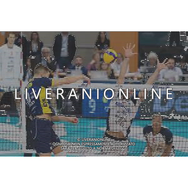 Campionato Italiano di Volley Superlega Serie A 2019/2020 Milano, Italia 20/11/2019 Allianz Milano vs Leo Shoes Modena Nella foto: muro di Riccardo Sbertoli (Allianz Powervolley Milano) foto elisa calabrese-alessio marini-ag aldo liverani sas