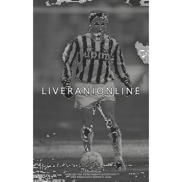 RETROSPETTIVA THOMAS HASSLER CALCIATORE NELLA FOTO THOMAS HASSLER CON LA MAGLIA DELLA JUVENTUS NELL\'ANNO 1990-1991 AG ALDO LIVERANI SAS