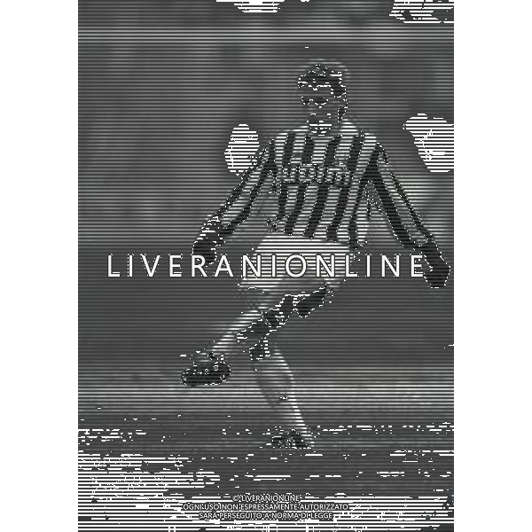 RETROSPETTIVA THOMAS HASSLER CALCIATORE NELLA FOTO THOMAS HASSLER CON LA MAGLIA DELLA JUVENTUS NELL\'ANNO 1990-1991 AG ALDO LIVERANI SAS