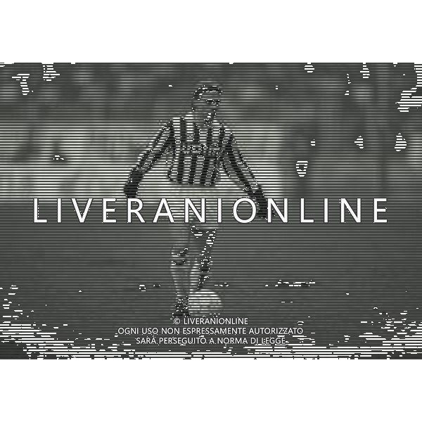 RETROSPETTIVA THOMAS HASSLER CALCIATORE NELLA FOTO THOMAS HASSLER CON LA MAGLIA DELLA JUVENTUS NELL\'ANNO 1990-1991 AG ALDO LIVERANI SAS