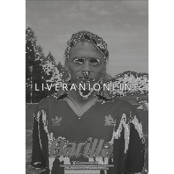RETROSPETTIVA THOMAS HASSLER CALCIATORE NELLA FOTO THOMAS HASSLER CON LA MAGLIA DELLA ROMA CALCIO NELL\'ANNO 1992-1993 AG ALDO LIVERANI SAS