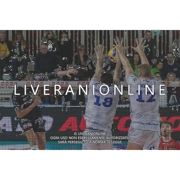 Campionato Italiano di Volley Superlega Serie A 2019/2020 Padova, Italia 24/11/2019 Kioene Padova - Top Volley Latina Nella foto: schiacchiata di Hernandez Ramos Fernando, Kioene Padova e muro di Ezequiel Palacios,Top Valley Latina , Alberto Elia, Top Valley Latina FOTO VALERIA LIPPERA-ALESSIO MARINI-AG ALDO LIVERANI SAS