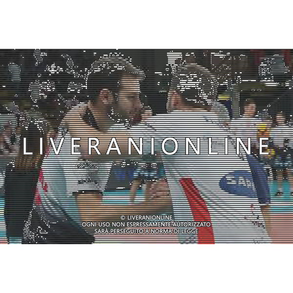 Campionato Italiano di Volley Superlega Serie A 2019/2020 Perugia, Italia 24/11/2019 Sir Safety Conad Perugia vs Consar Ravenna Nella foto: giuliano de cecco (n.15 palleggiatore sir safety conad perugia) saluta saitta davide (n.8 palleggiatore consar ravenna) prepartita FOTO LORIS CERQUIGKINI-ALESSIOMARINI-AG ALDO LIVERANI SAS