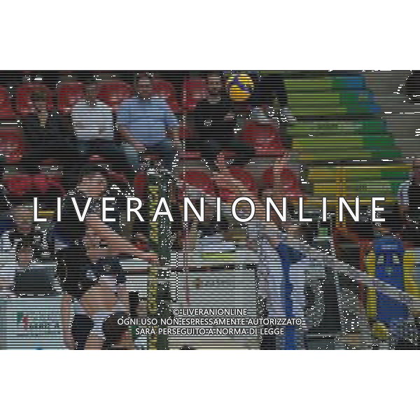 Campionato Italiano di Volley Superlega Serie A 2019/2020 Verona, Italia 24/11/2019 Calzedonia Verona vs Vero Volley Monza Nella foto: Asparuh Asparuhow (8) Calzedonia Verona murato. FOTO ROBERTO TOMMASINI-ALESSIO MARINI-AG ALDO LIVERANI SAS