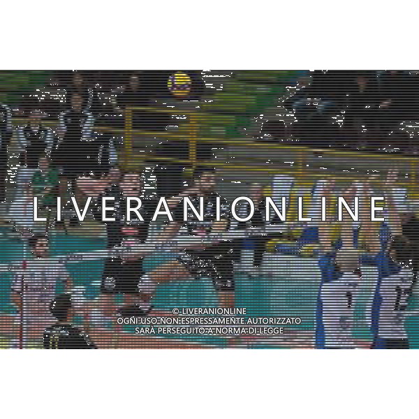 Campionato Italiano di Volley Superlega Serie A 2019/2020 Verona, Italia 24/11/2019 Calzedonia Verona vs Vero Volley Monza Nella foto: Asparuh Asparuhow (8) Calzedonia Verona attacca dalla seconda linea. FOTO ROBERTO TOMMASINI-ALESSIO MARINI-AG ALDO LIVERANI SAS
