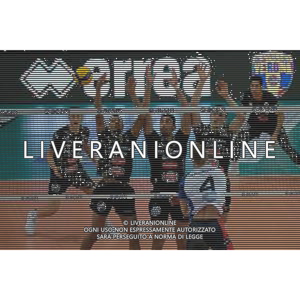Campionato Italiano di Volley Superlega Serie A 2019/2020 Verona, Italia 24/11/2019 Calzedonia Verona vs Vero Volley Monza Nella foto: Muro tre Verona con Stephen Boyer (9) Calzedonia Verona - Asparuh Asparuhow (8) Calzedonia Verona e Emanuele Birarelli (7) Calzedonia Verona FOTO ROBERTO TOMMASINI-ALESSIO MARINI-AG ALDO LIVERANI SAS