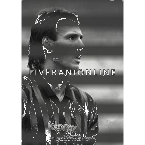 RETROSPETTIVA MARK HATELEY CALCIATORE NELLA FOTO MARK HATELEY CON LA MAGLIA DEL MILAN NELL\'ANNO 1985-1986 AG ALDO LIVERANI SAS