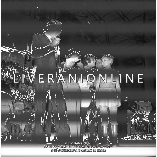Torneo Internazionale di Musica Leggera, Palazzetto dello Sport di Pesaro Luglio 1969 - RETROSPETTIVA Nella foto Isabella Iannetti, Mino Reitano, Mario Tessuto e Lolita, pseudonimo di Graziella Franchini - Premiazione ©Archivio Giovanni Liverani/AGENZIA ALDO LIVERANI SAS