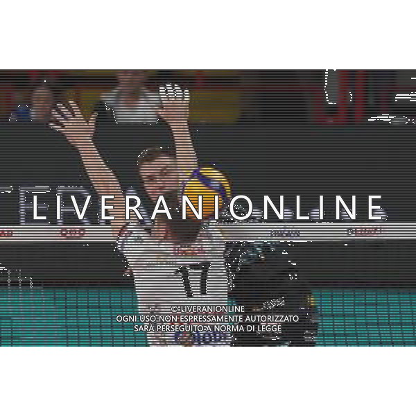 Campionato Italiano di Volley Superlega Serie A 2019/2020 Perugia, Italia 27/11/2019 Sir Safety Conad Perugia vs Globo Banca Popolare del Frusinate Sora Nella foto: oleh plotnytskyi (n.17 schiacciatore sir safety conad perugia) schiaccia miskevich radzivon (n.17 schiacciatore globo banca popolare del frusinate sora) a muro FOTO LORIS CERQUIGLINI-ALESSIO MARINI-AG ALDO LIVERANI SAS