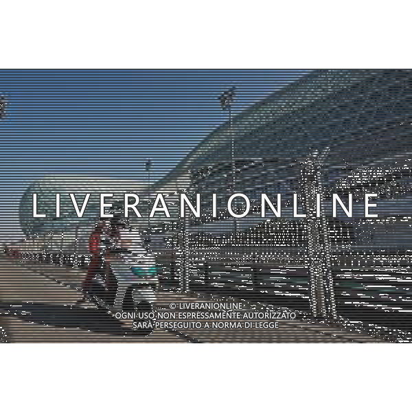 Sebastian Vettel (GER) Ferrari returns to the pits after crashing in the first practice session. 29.11.2019. Formula 1 World Championship, Rd 21, Abu Dhabi Grand Prix, Yas Marina Circuit, Abu Dhabi, Practice Day. ©/AGENZIA ALDO LIVERANI SAS - ITALY ONLY EDITORIAL USE ONLY - - GP F1 ABU DHABI PROVE LIBERE 29.11.2019