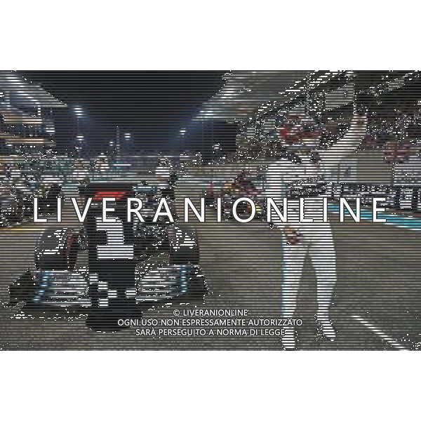 Lewis Hamilton (GBR) Mercedes AMG F1 celebrates his pole position in qualifying parc ferme. 30.11.2019. Formula 1 World Championship, Rd 21, Abu Dhabi Grand Prix, Yas Marina Circuit, Abu Dhabi, Qualifying Day. ©/AGENZIA ALDO LIVERANI SAS - ITALY ONLY EDITORIAL USE ONLY - GP F1 ABU DHABI PROVE UFFICIALI QUALIFICHE 30.11.2019