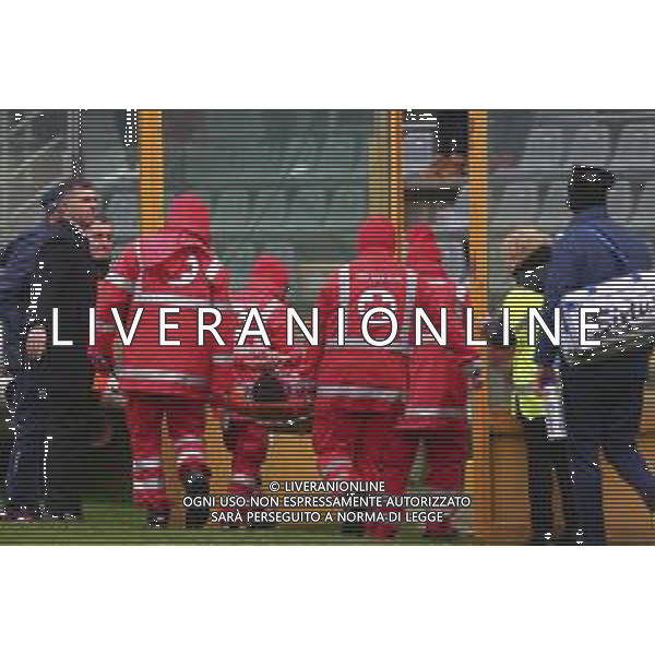 Campionato Italiano di Calcio Serie B 2019/2020 Cremona, Italia 30/11/2019 Cremonese vs Livorno Nella foto: I sanitari portano fuori Boultam (Cremonese) dopo l‚Äôinfortunio contro il Livorno. FOTO MASSIMILIANO CARNABUCI-ALESSIO MARINI -AG ALDO LIVERANI SAS