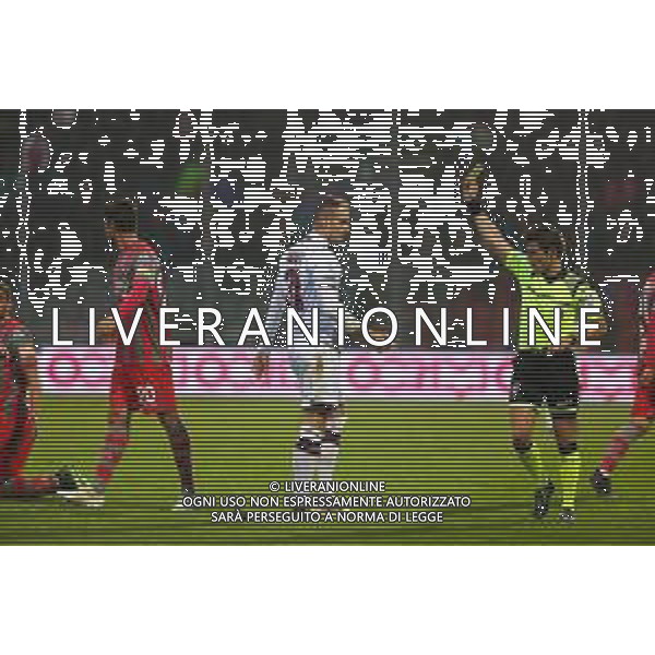 Campionato Italiano di Calcio Serie B 2019/2020 Cremona, Italia 30/11/2019 Cremonese vs Livorno Nella foto: Raicevic (Livorno) viene ammonito dall’arbitro Prontera nel match contro la Cremonese FOTO MASSIMILIANO CARNABUCI-ALESSIO MARINI-AG ALDO LIVERANI SAS