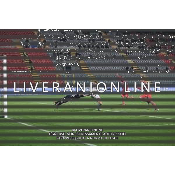 Campionato Italiano di Calcio Serie B 2019/2020 Cremona, Italia 30/11/2019 Cremonese vs Livorno Nella foto: Murilo (Livorno) viene anticipato da Agazzi (Cremonese) FOTO MASSIMILIANO CARNABUCI-ALESSIO MARINI-AG ALDO LIVERANI SAS