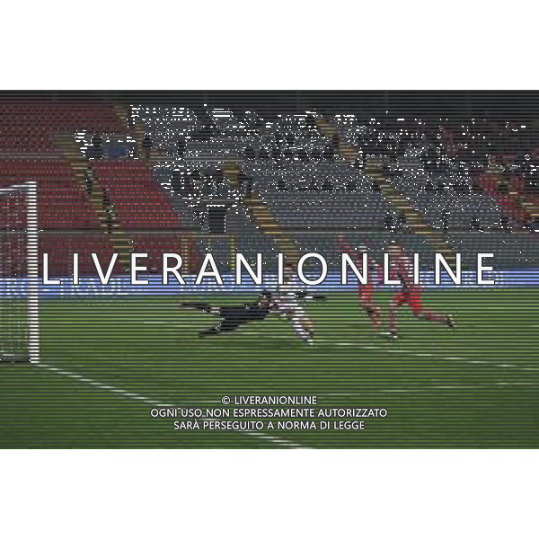 Campionato Italiano di Calcio Serie B 2019/2020 Cremona, Italia 30/11/2019 Cremonese vs Livorno Nella foto: Murilo (Livorno) viene anticipato da Agazzi (Cremonese) FOTO MASSIMILIANO CARNABUCI-ALESSIO MARINI-AG ALDO LIVERANI SAS