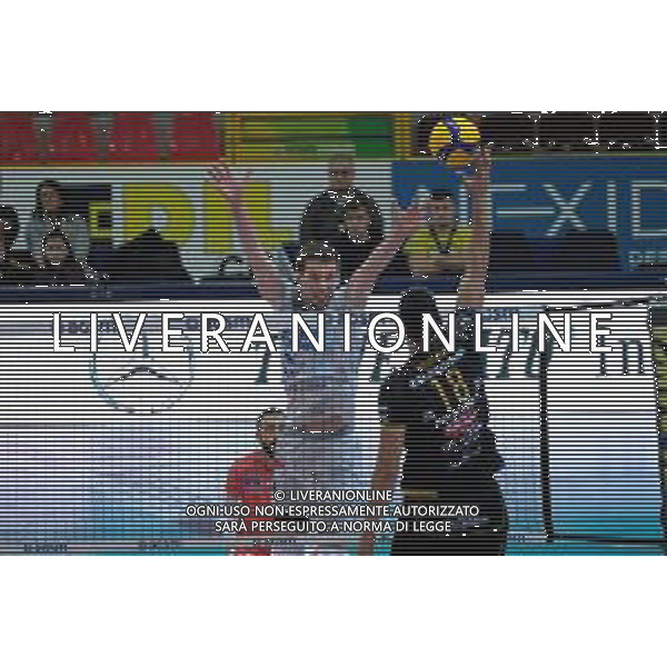 Campionato Italiano di Volley Superlega Serie A 2019/2020 Verona, Italia 01/12/2019 Calzedonia Verona vs Top Volley Latina Nella foto: Muro di Maarten Van Garderer (4) Top Volley Latina su attacco di Garrett Muagututia (18) Calzedonia Verona foto roberto tommasini-alessio marini-ag aldo liverani sas