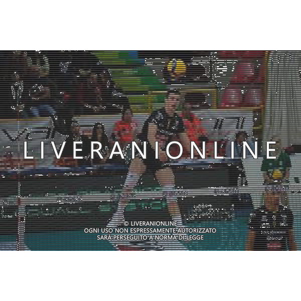 Campionato Italiano di Volley Superlega Serie A 2019/2020 Verona, Italia 01/12/2019 Calzedonia Verona vs Top Volley Latina Nella foto: Asparuh Asparuhow (8) Calzedonia Verona al servizio. foto roberto tommasini-alessio marini-ag aldo liverani sas