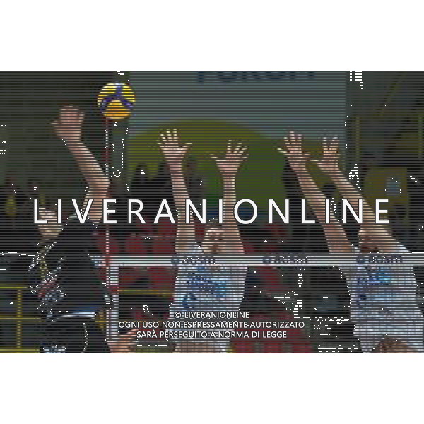 Campionato Italiano di Volley Superlega Serie A 2019/2020 Verona, Italia 01/12/2019 Calzedonia Verona vs Top Volley Latina Nella foto: Muro a due Latina su attacco di Asparuh Asparuhow (8) Calzedonia Verona foto roberto tommasini-alessio marini-ag aldo liverani sas