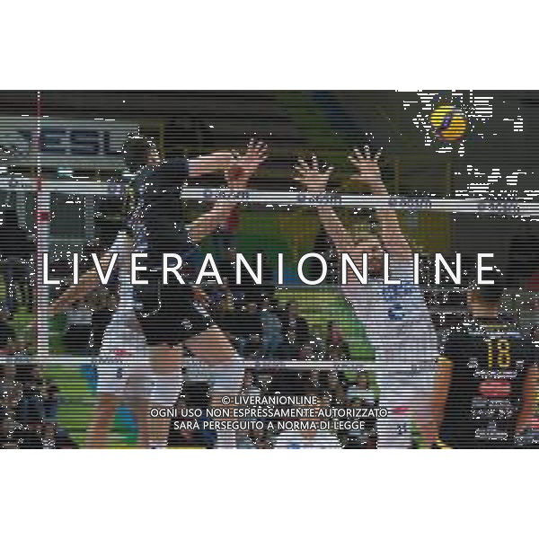Campionato Italiano di Volley Superlega Serie A 2019/2020 Verona, Italia 01/12/2019 Calzedonia Verona vs Top Volley Latina Nella foto: Muro a due Top Volley Latina con Alberto Elia (12) Top Volley Latina FOTO ROBERTO TOMMASINI-ALESSIO MARINI-AG ALDO LIVERANI SAS