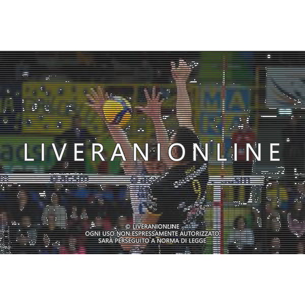 Campionato Italiano di Volley Superlega Serie A 2019/2020 Verona, Italia 01/12/2019 Calzedonia Verona vs Top Volley Latina Nella foto: Stephen Boyer (9) Calzedonia Verona murato da Moritz Karlitzek (10) Top Volley Latina FOTO ROBERTO TOMMASINI-ALESSIO MARINI-AG ALDO LIVERANI SAS