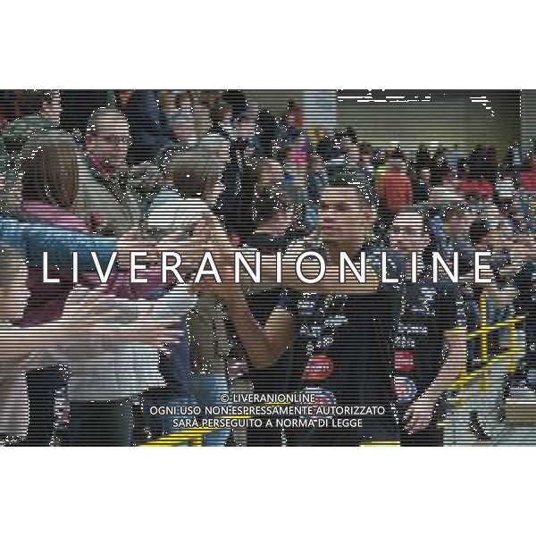 Campionato Italiano di Volley Superlega Serie A 2019/2020 Verona, Italia 01/12/2019 Calzedonia Verona vs Top Volley Latina Nella foto: Giro di campo finale per Stephen Boyer (9) Calzedonia Verona e Jennings Franciskovic (10) Calzedonia Verona FOTO ROBERTO TOMMASINI-ALESSIO MARINI-AG ALDO LIVERANI SAS