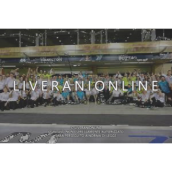 Race winner Lewis Hamilton (GBR) Mercedes AMG F1 celebrates with the team. 01.12.2019. Formula 1 World Championship, Rd 21, Abu Dhabi Grand Prix, Yas Marina Circuit, Abu Dhabi, Race Day. AG ALDO LIVERANI SAS-ONLY ITALY