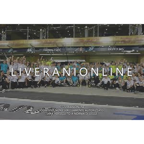 Race winner Lewis Hamilton (GBR) Mercedes AMG F1 celebrates with the team. 01.12.2019. Formula 1 World Championship, Rd 21, Abu Dhabi Grand Prix, Yas Marina Circuit, Abu Dhabi, Race Day. AG ALDO LIVERANI SAS-ONLY ITALY