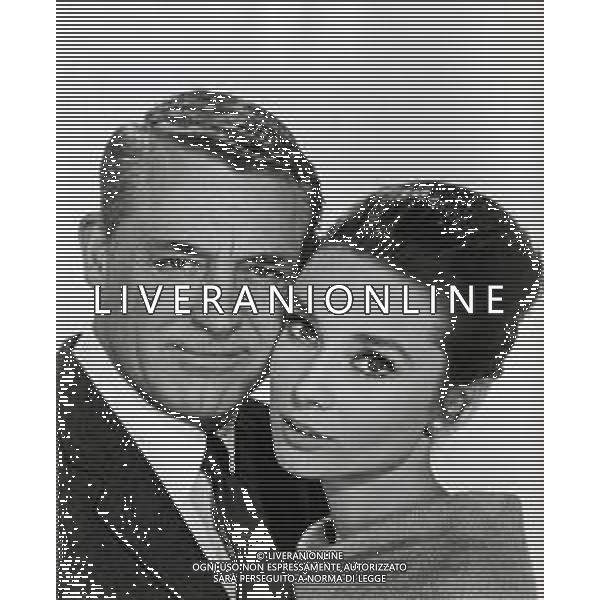 RETROSPETTIVA CARY GRANT ATTORE NELLA FOTO CARY GRANT CON AUDREY HEPBURN NEL FILM SCIARADE AG ALDO LIVERANI SAS