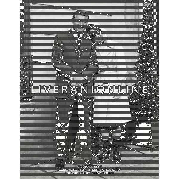 RETROSPETTIVA CARY GRANT ATTORE NELLA FOTO CARY GRANT CON AUDREY HEPBURN NEL FILM SCIARADE AG ALDO LIVERANI SAS 