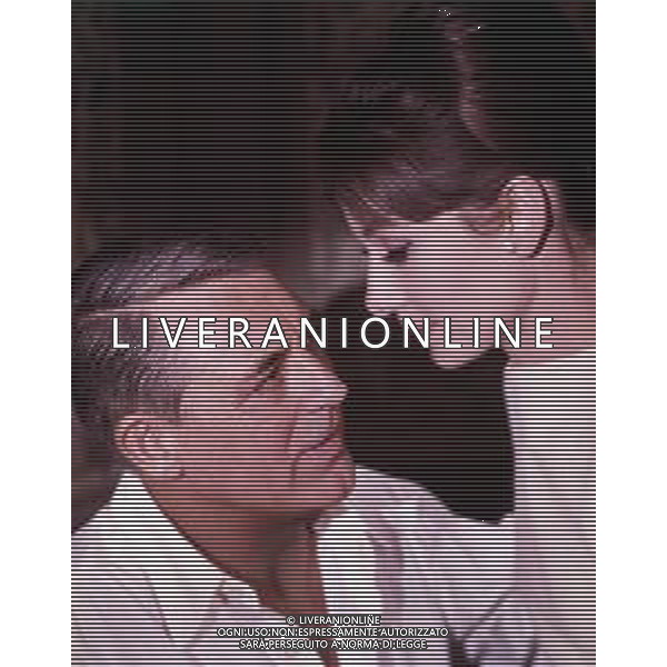 RETROSPETTIVA CARY GRANT ATTORE NELLA FOTO CARY GRANT CON AUDREY HEPBURN NEL FILM SCIARADE AG ALDO LIVERANI SAS