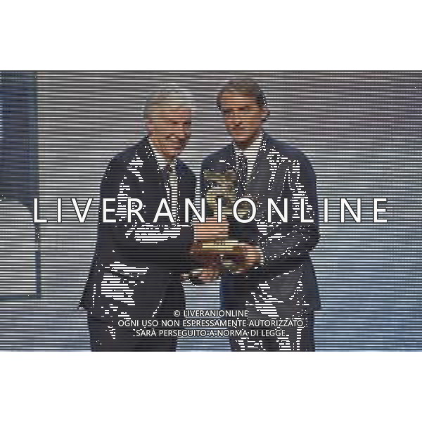 Gian Piero Gasperini SX allenatore dell’Atalanta premiato da Roberto Mancini DX commissario tecnico della Nazionale come miglior allenatore della passata stagione Gran Gala’ del Calcio Milano 2-12-2019 Megawatt Court foto Roberto Garavaglia - ag. Aldo Liverani sas