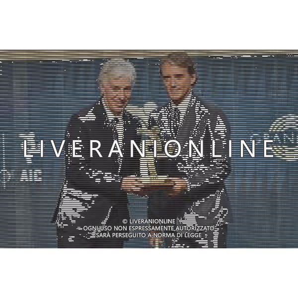 Gian Piero Gasperini SX allenatore dell’Atalanta premiato da Roberto Mancini DX commissario tecnico della Nazionale come miglior allenatore della passata stagione Gran Gala’ del Calcio Milano 2-12-2019 Megawatt Court foto Roberto Garavaglia - ag. Aldo Liverani sas