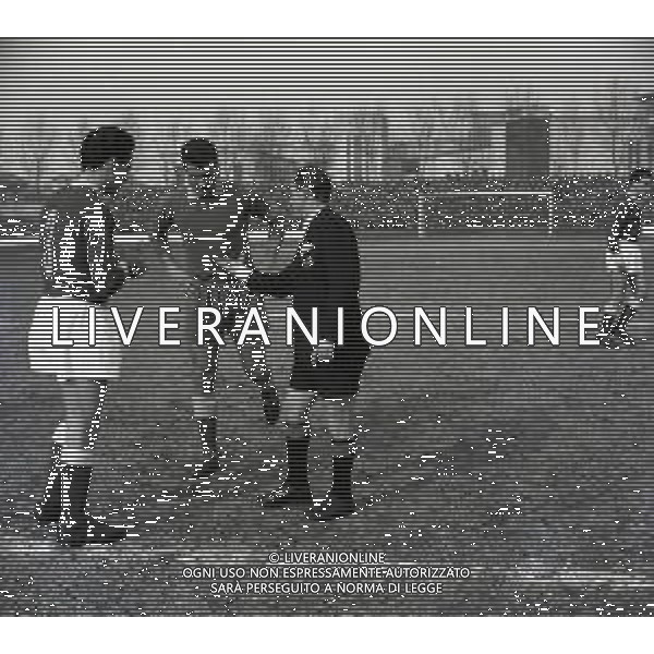 03-03-1957 MONZA CAMPIONATO DI CALCIO SERIE B SIMMENTHAL MONZA VERONA 2-0 NELLA FOTO AZIONE DI GIOCO AG ALDO LIVERANI SAS