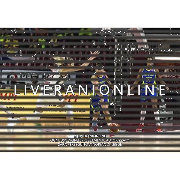 Basket Euroleague Women 2019/2020 Venezia, Italia 04/12/2019 Reyer Venezia vs ZVVZ USK Praha Nella foto: Teja Oblak del ZVVZ USK Praha in azione con Gintare Petronyte dell’Umana Reyer Venezia FOTO MATTIA RADONI-ALESSIO MARINI-AG ALDO LIVERANI SAS