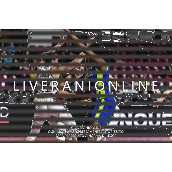 Basket Euroleague Women 2019/2020 Venezia, Italia 04/12/2019 Reyer Venezia vs ZVVZ USK Praha Nella foto: Brionna Jones del ZVVZ USK Praha in azione con Avete Steinberga dell’Umana Reyer Venezia FOTO MATTIA RADONI-ALESSIO MARINI-AG ALDO LIVERANI SAS