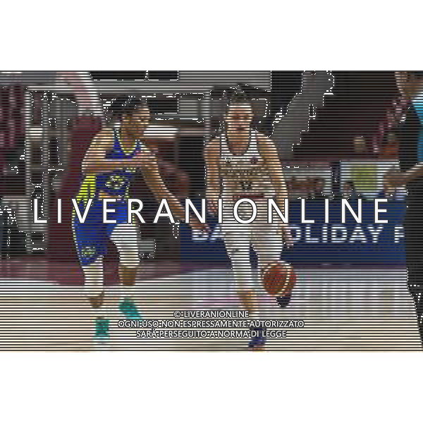 Basket Euroleague Women 2019/2020 Venezia, Italia 04/12/2019 Reyer Venezia vs ZVVZ USK Praha Nella foto: Avete Steinberga dell’Umana Reyer Venezia in azione con Alyssa Thomas del ZVVZ USK Praha FOTO MATTIA RADONI-ALESSIO MARINI-AG ALDO LIVERANI SAS