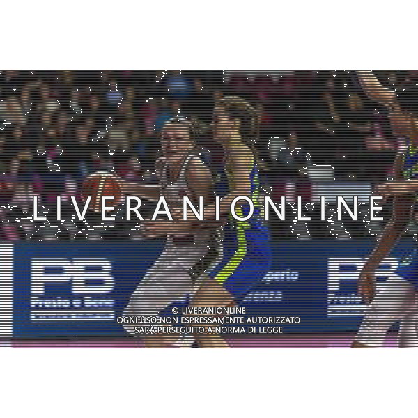 Basket Euroleague Women 2019/2020 Venezia, Italia 04/12/2019 Reyer Venezia vs ZVVZ USK Praha Nella foto: Avete Steinberga dell’Umana Reyer Venezia in azione con Veronika Vorackova del ZVVZ USK Praha FOTO MATTIA RADONI-ALESSIO MARINI-AG ALDO LIVERANI SAS