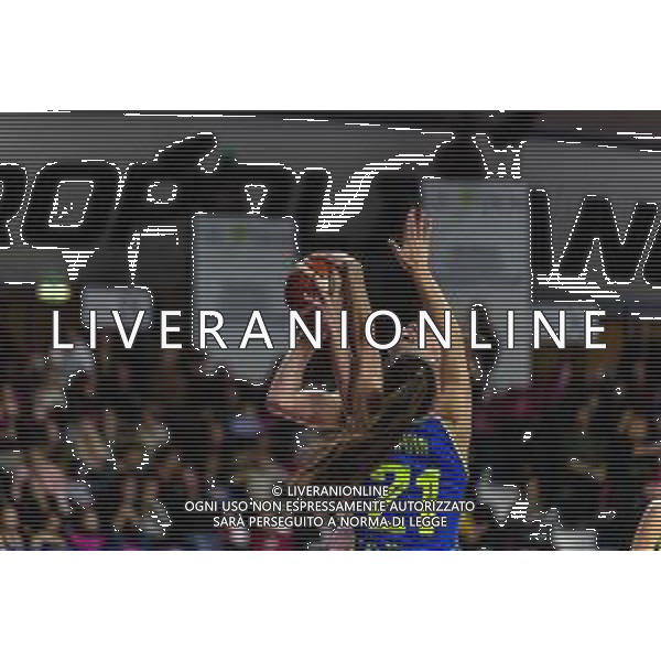 Basket Euroleague Women 2019/2020 Venezia, Italia 04/12/2019 Reyer Venezia vs ZVVZ USK Praha Nella foto: La stoppata di Tereza Vyoralova del ZVVZ USK Praha ai danni di Avete Steinberga dell’Umana Reyer Venezia FOTO MATTIA RADONI-ALESSIO MARINI-AG ALDO LIVERANI SAS