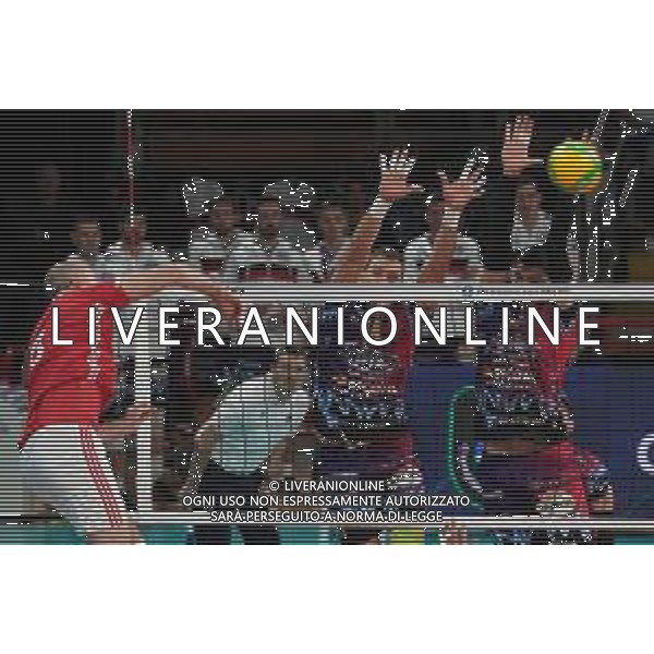 Volley Champions League Men 2019/2020 Perugia, Italia 04/12/2019 Sir Sicoma Monini Perugia vs Benfica Lisbona Nella foto: luca gasper hugo fernando (n8 benfica lisboa) schiaccia sir a a muro FOTO LORIS CERQUIGLINI-ALESSIO MARINI-AG ALDO LIVERANI SAS