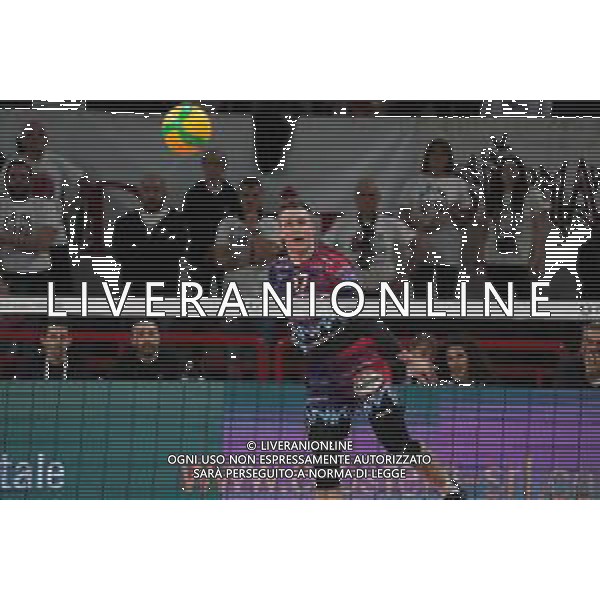 Volley Champions League Men 2019/2020 Perugia, Italia 04/12/2019 Sir Sicoma Monini Perugia vs Benfica Lisbona Nella foto: oleh plotnytskyi (n.17 schiacciatore sir safety conad perugia) alla battuta FOTO LORIS CERQUIGLINI-ALESSIO MARINI-AG ALDO LIVERANI SAS