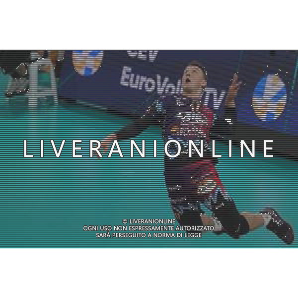 Volley Champions League Men 2019/2020 Perugia, Italia 04/12/2019 Sir Sicoma Monini Perugia vs Benfica Lisbona Nella foto: oleh plotnytskyi (n.17 schiacciatore sir safety conad perugia) alla battuta FOTO LORIS CERQUIGLINI-ALESSIO MARINI-AG ALDO LIVERANI SAS