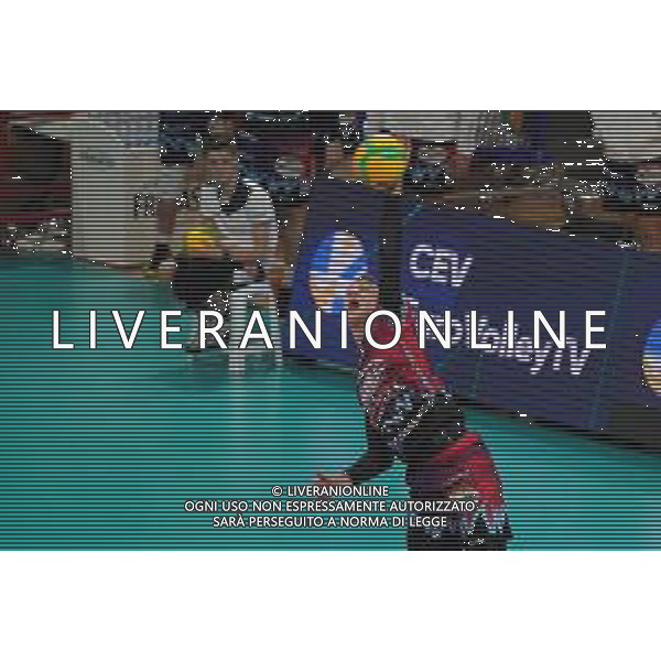 Volley Champions League Men 2019/2020 Perugia, Italia 04/12/2019 Sir Sicoma Monini Perugia vs Benfica Lisbona Nella foto: oleh plotnytskyi (n.17 schiacciatore sir safety conad perugia) alla battuta FOTO LORIS CERQUIGLINI-ALESSIO MARINI-AG ALDO LIVERANI SAS